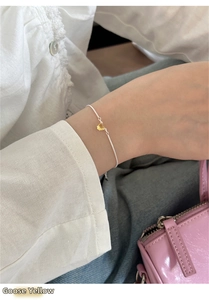 Dettaglio del bracciale a catena serpente in argento 925 con zircone a cuore giallo al polso