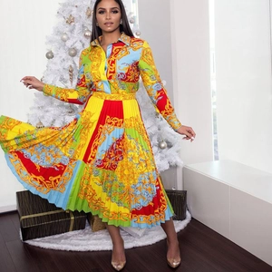 Conjunto de camisa y falda plisada con estampado barroco y cadenas doradas