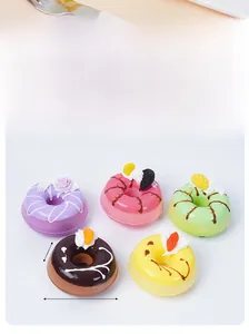 Detailweergave van 5 kleurrijke PU donut magneten met 7 cm diameter afmetingen