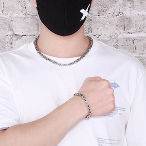Set collana e bracciale in acciaio al titanio a forma di V in stile hip-hop per uomo sul modello
