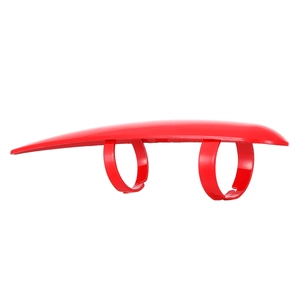 Primer plano de protector de dedos rojo brillante con soporte de doble anillo sobre blanco