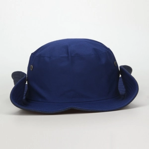 Détail du chapeau de soleil en coton bleu marine avec œillets et boutons-pression latéraux