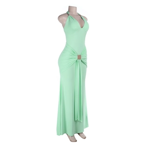Détail de robe longue vert menthe avec décolleté en V plongeant et boucle en métal