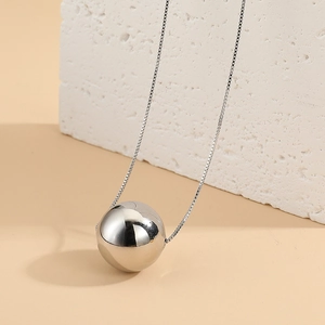 Minimalistische silberne Perlenkette mit polierter Kugel an feiner venezianerkette
