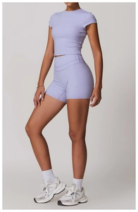 Dettaglio completo set yoga viola chiaro con crop top aderente e pantaloncini sportivi