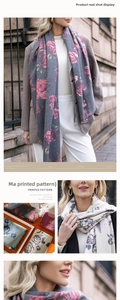 Détails rapprochés d'une écharpe douce en cachemire avec motif floral de roses