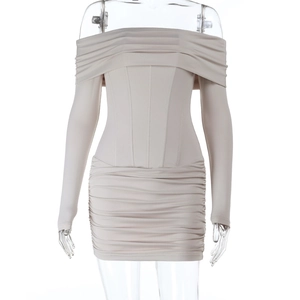 Mini robe moulante à épaules dénudées et manches longues avec détails froncés en abricot