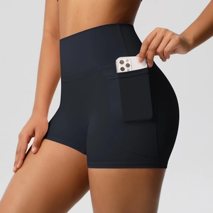 Détail de la poche latérale pratique du short de yoga noir à taille haute avec téléphone