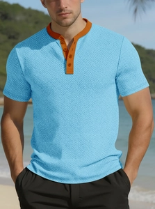 Détail du polo en maille à chevrons bleus avec patte de boutonnage orange contrastée