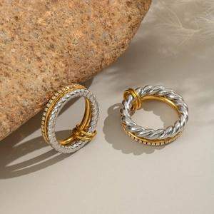 Bagues entrelacées chic en or et argent avec des accents de diamants pavés fins