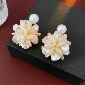 Boucles d'oreilles fleurs et perles avec pétales en acrylique crème et clous dorés