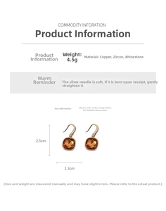 Détail de boucles d'oreilles dorées avec zircon ambre carré, dimensions 2,5cm par 1,3cm