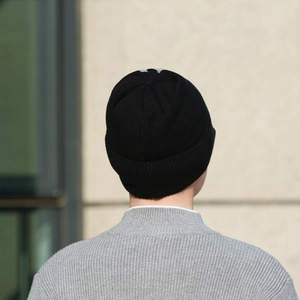 Minimalistische schwarze Rippstrick-Beanie für Herren mit Umschlag für Herbst und Winter im Freien