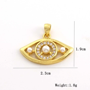 Dettaglio del ciondolo a occhio placcato oro 18K con perla e zircone con misure