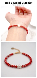 Gros plan d'un bracelet en perles de pierre rouge avec perle et détails dorés