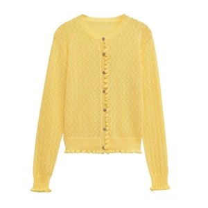 Gilet en maille jaune à col rond avec boutons, bordures à volants et motifs ajourés