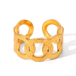Detail of adjustable gold-plated chain link ring made of durable stainless steel