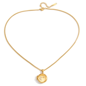 Détail d'un médaillon en acier inoxydable plaqué or 18K avec motif lune et étoiles