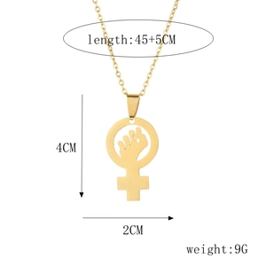 Collier doré en acier inoxydable avec pendentif poing féministe et ses dimensions
