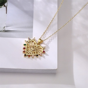 Dettaglio della collana a cuore con occhio di Allah placcata in oro