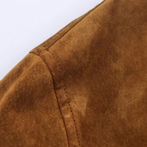 Gros plan sur les coutures et la texture du daim marron de la veste de mode haut de gamme