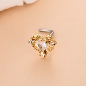 Dettaglio del piercing al naso a L dorato con pietre di zircone a forma di cuore
