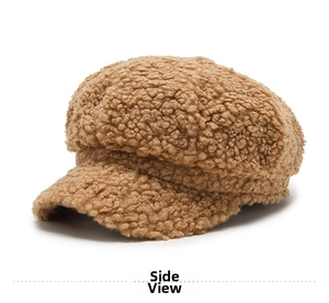 Détail de la casquette gavroche en laine d'agneau camel foncé avec texture pelucheuse épaisse