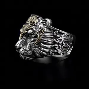 Vintage Tigerkopf-Ring mit goldenen Akzenten und gravierten Mustern auf schwarzem Hintergrund