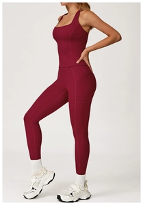 Dettaglio del set yoga bordeaux con canotta con scollo quadrato e leggings con tasche laterali