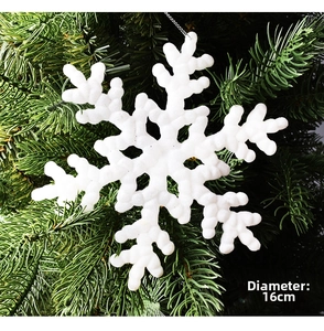 Détail d'un flocon de neige blanc de 16 cm avec texture sur un sapin de Noël