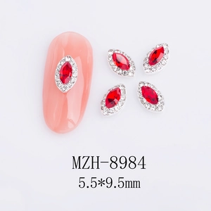 Dettaglio di strass per unghie marquise rosso con castone argento da 5,5x9,5mm