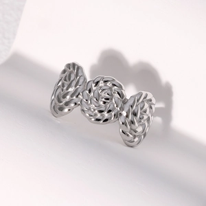 Makroaufnahme des silbernen Rings im Rosen-Design mit feiner Metallstruktur auf weißem Grund