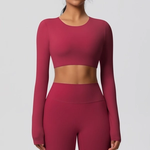 Vue de face d'un ensemble crop top à manches longues bordeaux et leggings de sport