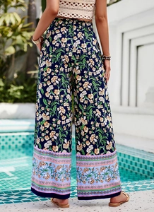 Détail du pantalon large à taille haute avec imprimé floral bleu foncé et bordure