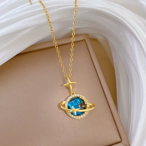 Elegante collana celeste dorata con ciondoli a pianeta blu e stelle su seta