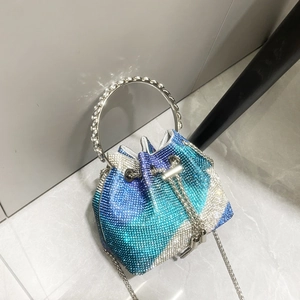 Dettaglio borsa a secchiello con strass sfumati blu e viola e manico in metallo lucido