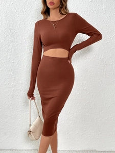 Vestido midi de punto marrón de manga larga con corte en la cintura y silueta ajustada
