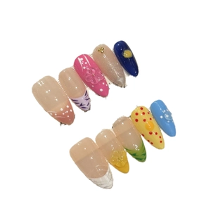 Faux ongles amande faits main avec fleurs 3D colorées et motifs French manucure