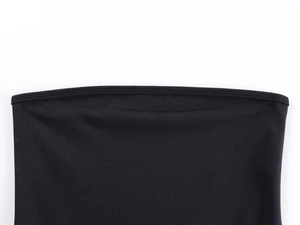 Primo piano del top a fascia nero elastico con trama a maglia fine e cuciture di alta qualità