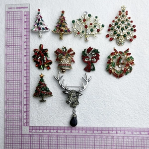Detailliertes Set aus 10 Weihnachtsbroschen mit Rentieren und Bäumen mit bunten Strasssteinen