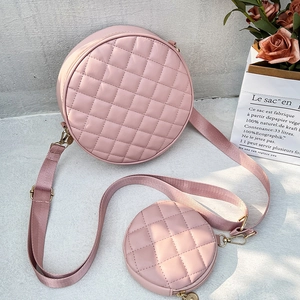 Sac bandoulière rond rose matelassé avec petit porte-monnaie et bandoulière réglable
