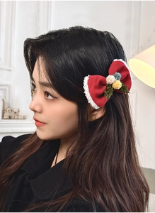 Détail d'un nœud papillon de Noël rouge avec bordure en peluche sur un mannequin