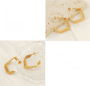 Détail de boucles d'oreilles carrées torsadées plaquées or 18 carats avec texture polie