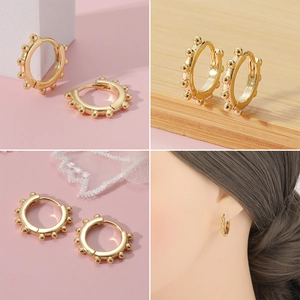 Vista detallada de pendientes de aro en plata bañada en oro 18K con remaches y foto de modelo