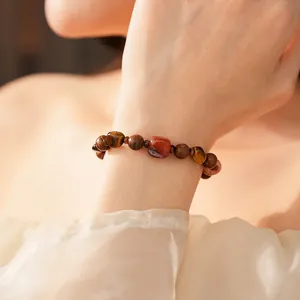 Bracelet en perles d'oeil de tigre et bois d'agar avec agate carrée au poignet