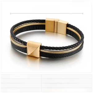 Dettaglio del bracciale in pelle intrecciata nera multistrato con chiusura magnetica oro