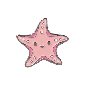 Lindo pin esmaltado de estrella de mar rosa con cara sonriente y bordes de metal plateado