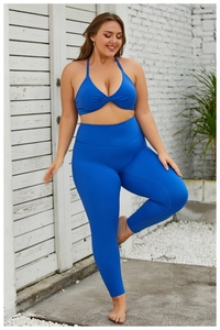 Détail de l'ensemble de yoga grande taille bleu roi avec brassière licou et legging taille haute
