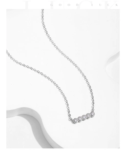 Dettaglio della collana in argento S925 con cinque pietre di moissanite in castone lucido