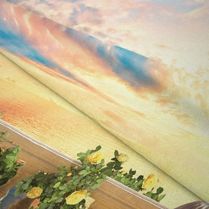 Details der weichen Stoffstruktur und des Sonnenuntergangs-Rosendrucks auf dem Wandteppich